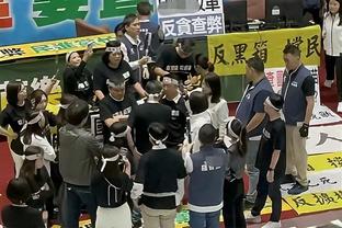 WCBA新疆张玲阁和广东外援尼尔森比赛中互殴 双双被罚下